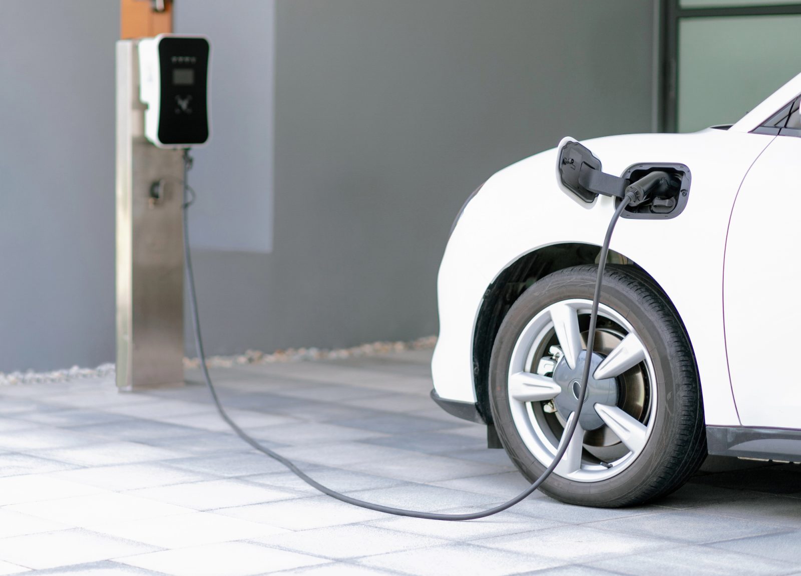 Električna polnilna postaja za avto je danes nekaj pogostega