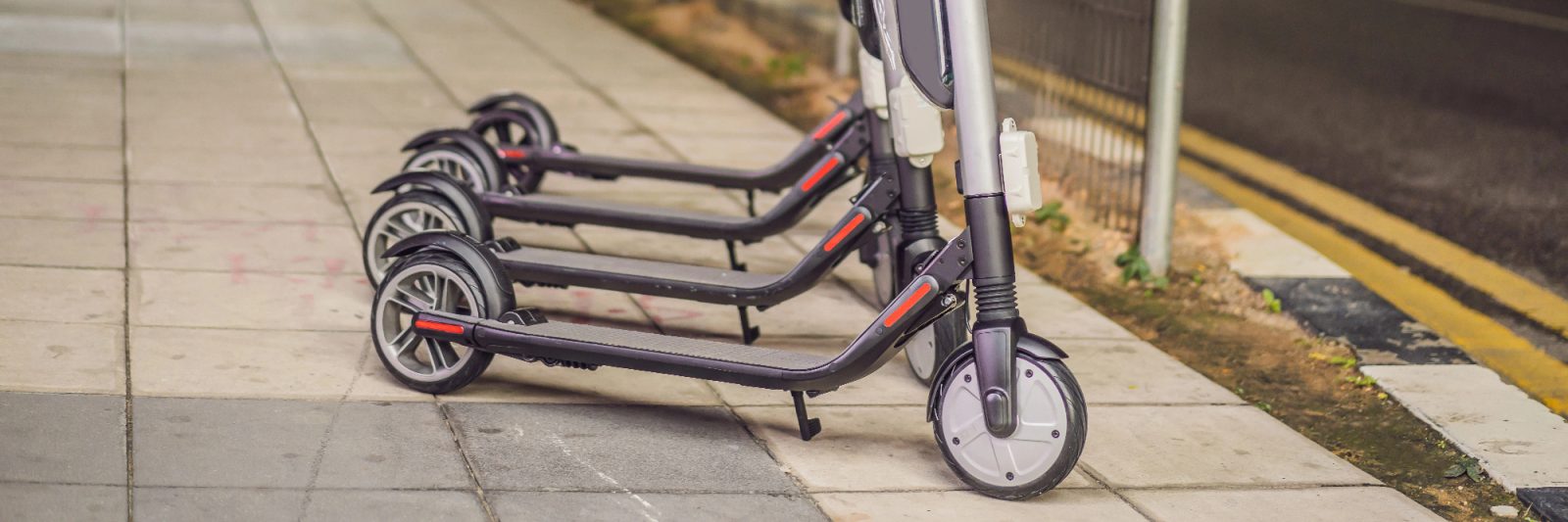 Kako električni skiroji v naš svet vnašajo futuristiko in hkrati predstavljajo premik k zeleni prihodnosti in novi dobi mobilnosti